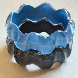 Pair of VINTAGE Wavy Plastic Bangle Bracelets Blues Retro Quirky (8)
